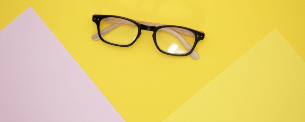 在网上试戴眼镜以寻找完美的镜框