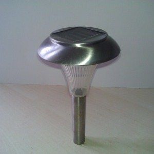 剥离并回收用于技术项目的旧花园太阳能灯