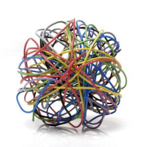 淹没在电缆混乱中?整理家的电缆存放技巧