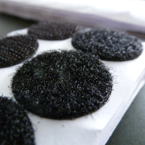 5种制作魔术贴安装架以存储电子设备的好方法