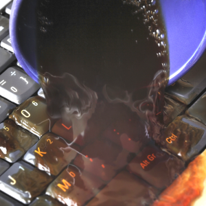 您只是在笔记本电脑上洒了水或咖啡–这就是您应该做的