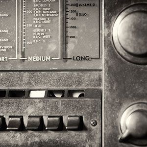 无聊的播客?改为收听旧电台!