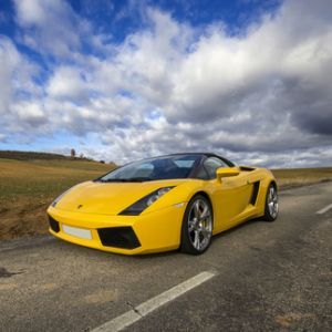 2个真正测试您的驾驶能力的超快速赛车游戏