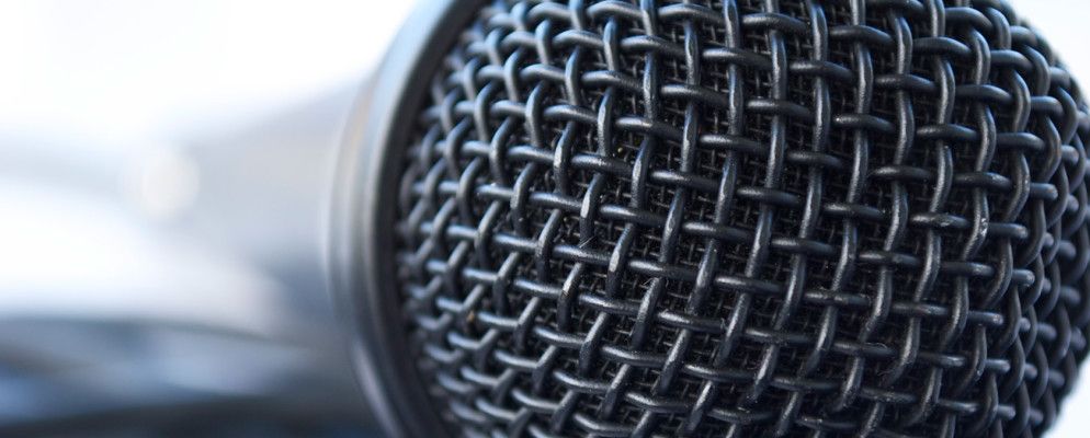 在OS X上使用iTunes的这4种歌词应用程序在办公桌前唱歌