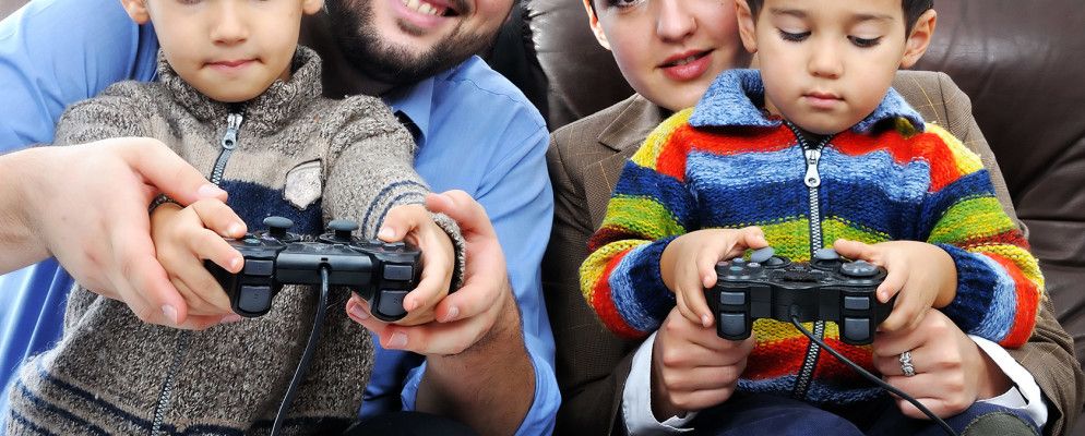 家人来访时将玩的8种很棒的沙发合作游戏