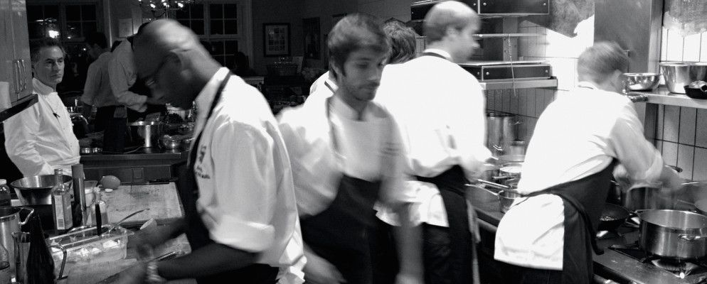 被烹饪吓到了吗?克服厨房恐惧的6个简单技巧