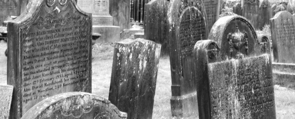 8种便宜和经典的万圣节装饰品,诱骗您的家