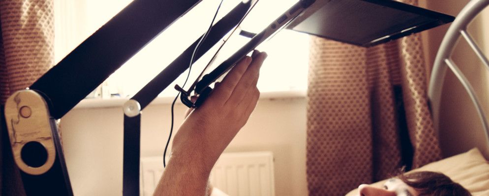 躺下使用笔记本电脑：Super Gorone Desk评测和竞争