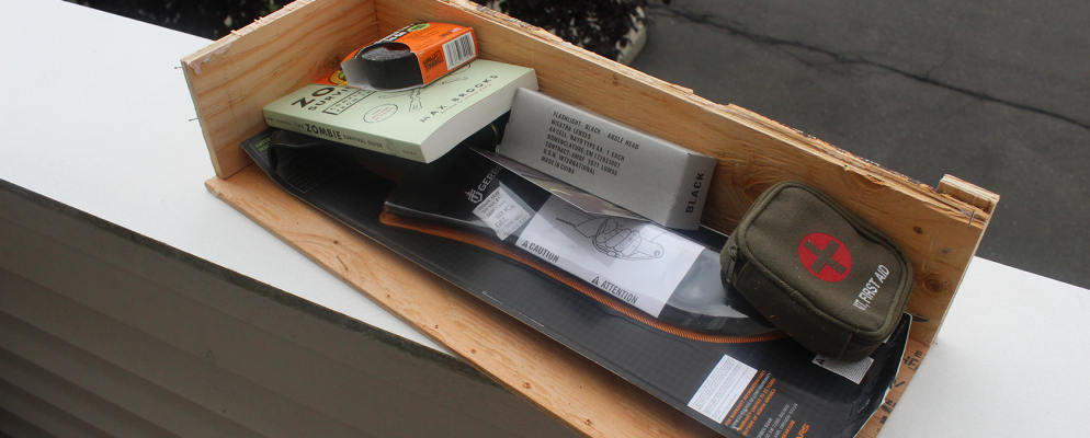 男子条板箱僵尸生存板条审查和赠品