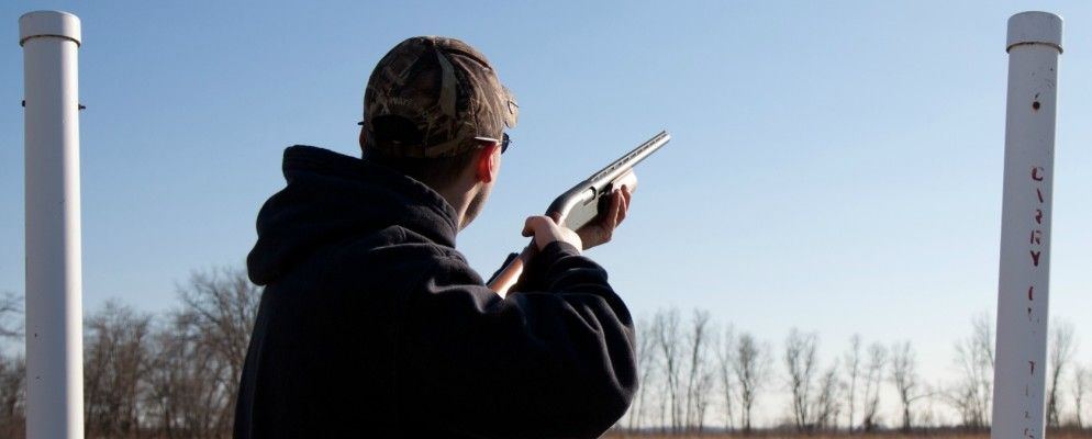 在空中射击无人机，在Facebook上向陌生人发消息……[摘要]