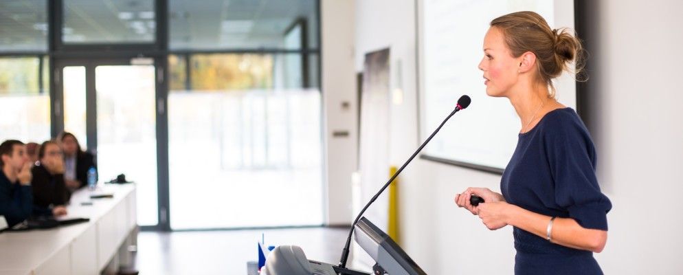 是的,您可以自动循环播放Google幻灯片演示文稿