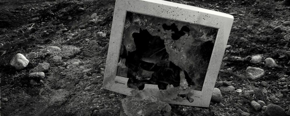 PC销售再次下降，EA提供无尽的游戏……[科技新闻摘要]