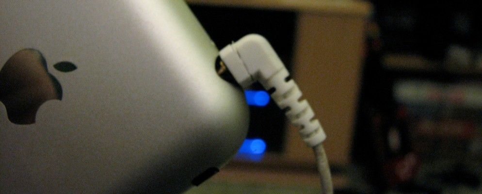 苹果通过网络摄像头抛弃了耳机插孔，马克·扎克伯格的录音带…[技术新闻摘要]