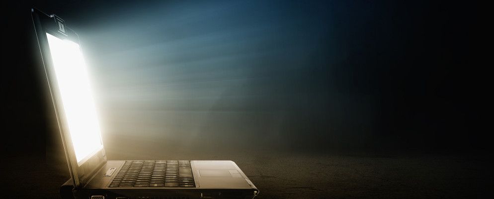 如何在不使用功能键的情况下调整屏幕亮度