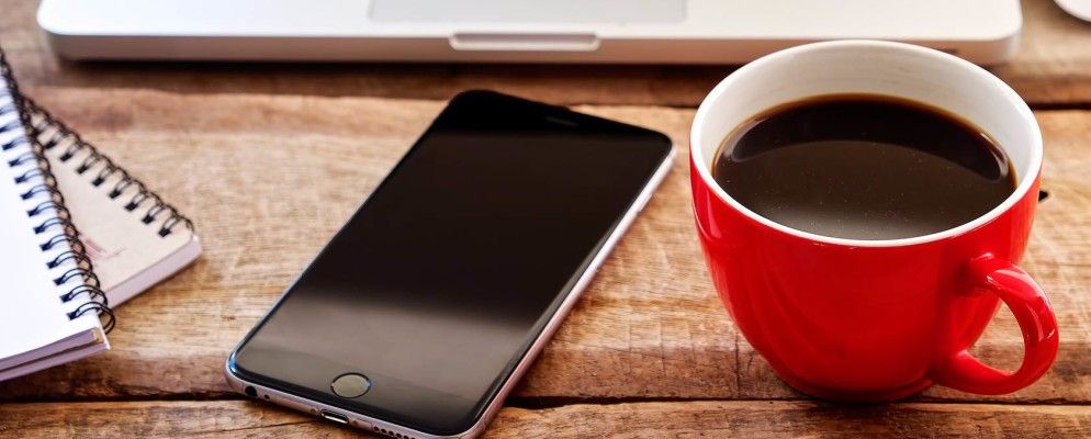 当您需要延长iPhone的电池寿命时，只需将其正面朝下