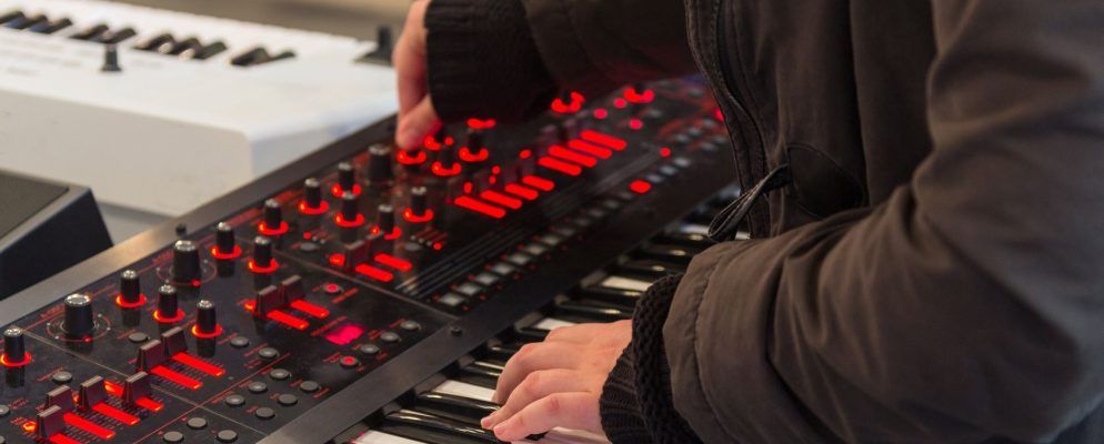 这个简单的工具可让您创建有趣的音乐混音