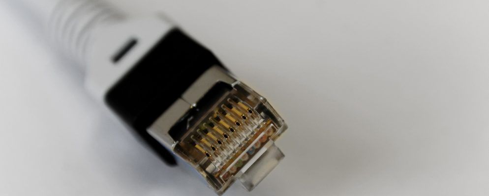 在Windows 10中连接以太网时如何关闭Wi-Fi