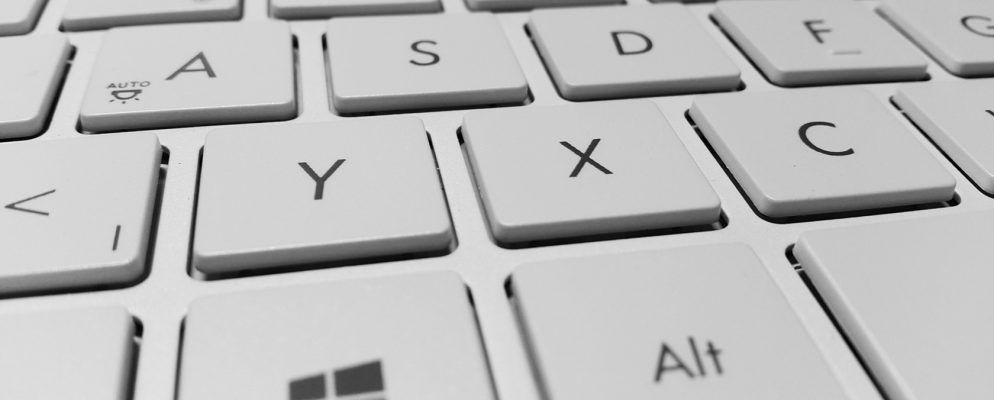 如何在Windows 10中调整屏幕键盘的大小