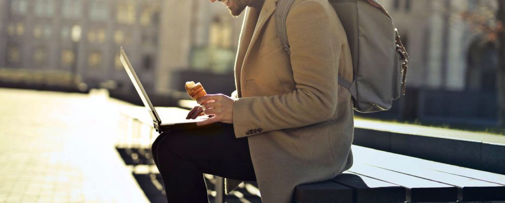 配备笔记本电脑的大学生最佳背包