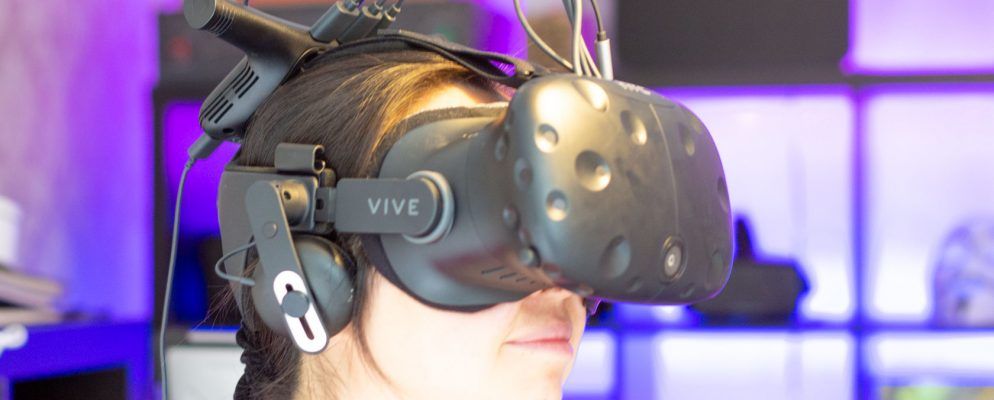 使用HTC Vive无线VR适配器，距离Holodeck更近一步