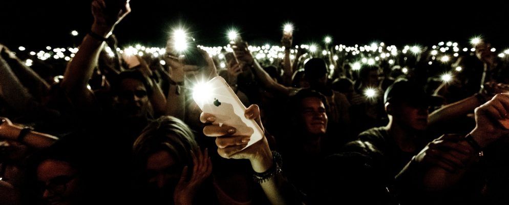 如何打开和关闭手机的手电筒