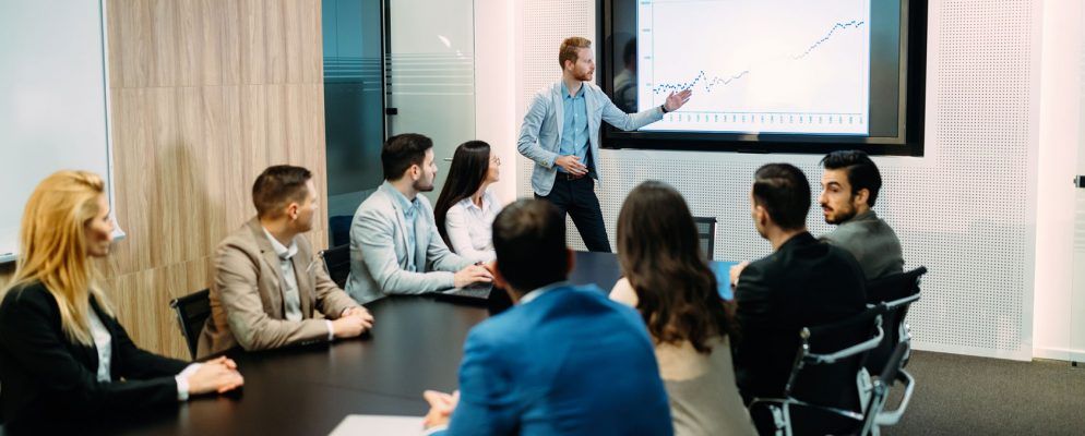 10个令人敬畏的业务宣传板模板，以吸引您的观众