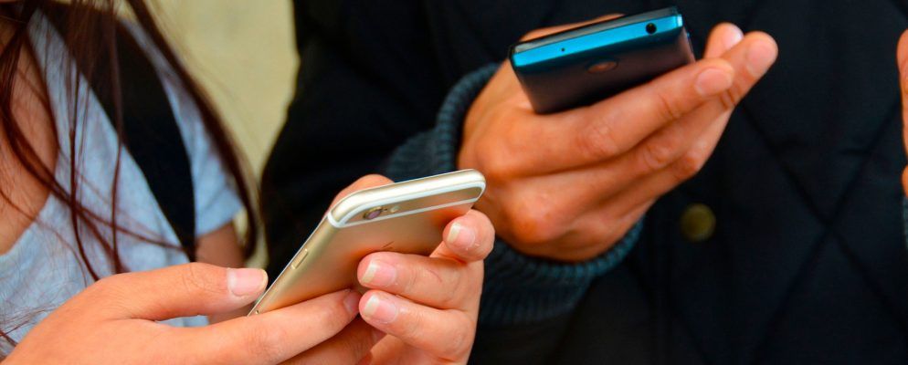 新预算电话与旧旗舰产品:哪个能提供更多价值?