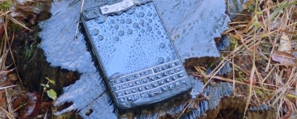 坚固的Titan智能手机具有物理QWERTY键盘