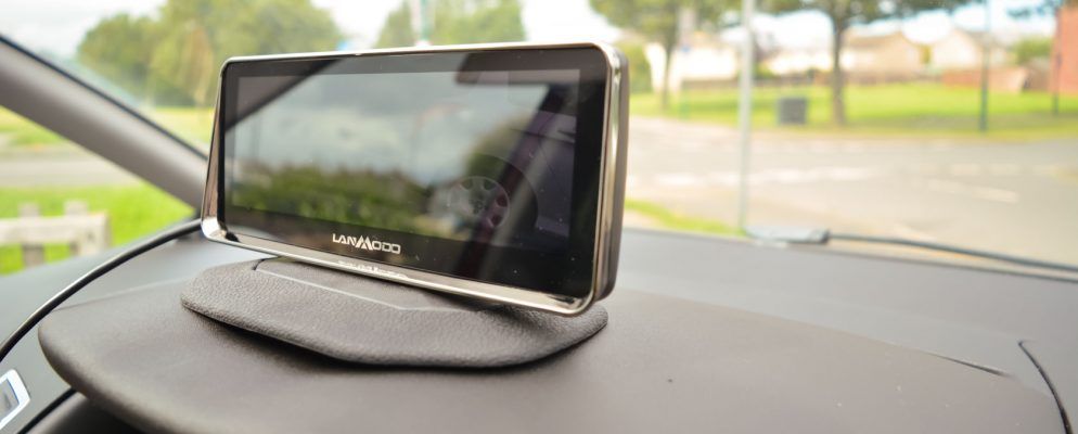 使用$ 500的夜视驾驶显示,您真的能在夜间看到更好的画面吗?