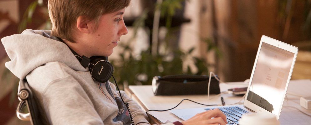 苹果建议您不要遮盖MacBook相机